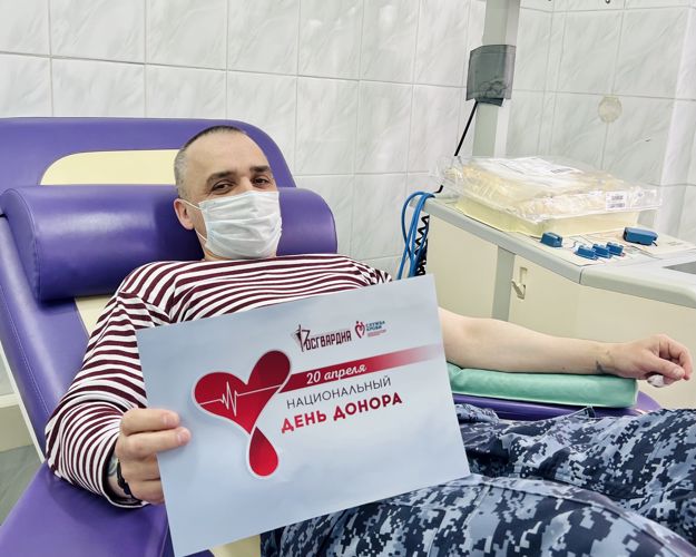 Калининградские росгвардейцы пополнили банк крови и поздравили медиков с Национальным днем донора