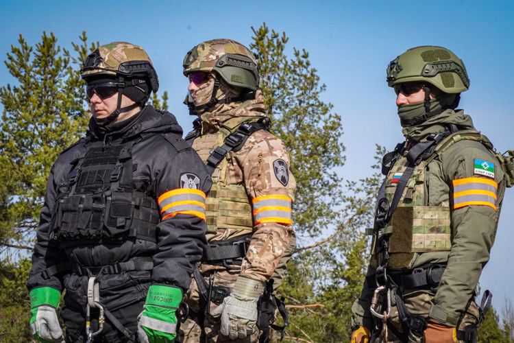 Калининградский спецназ Росгвардии отработал беспарашютное десантирование под Петербургом