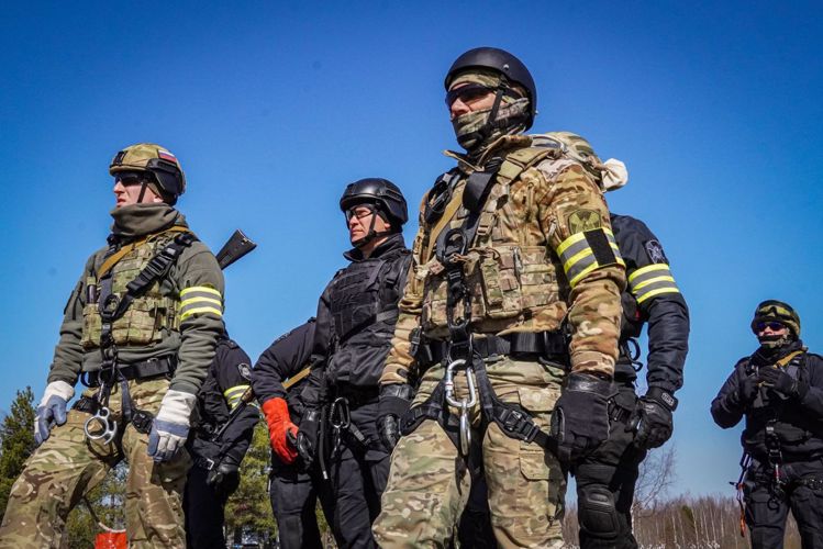 Калининградский спецназ Росгвардии отработал беспарашютное десантирование под Петербургом