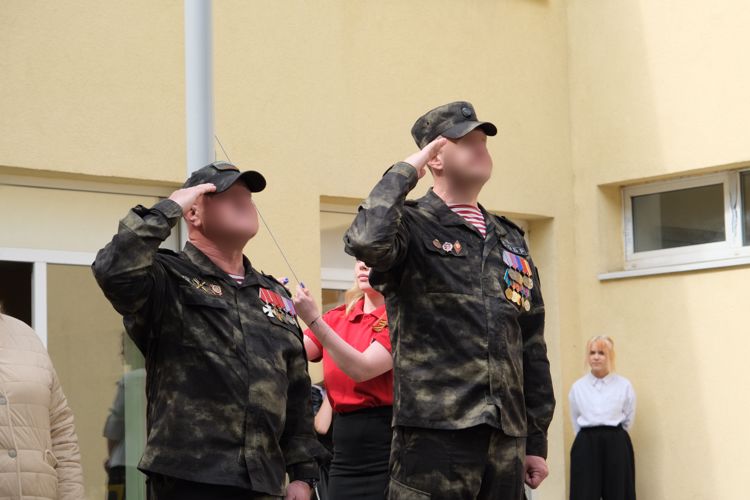 Сотрудники Росгвардии поздравили калининградских школьников с Днем Победы 