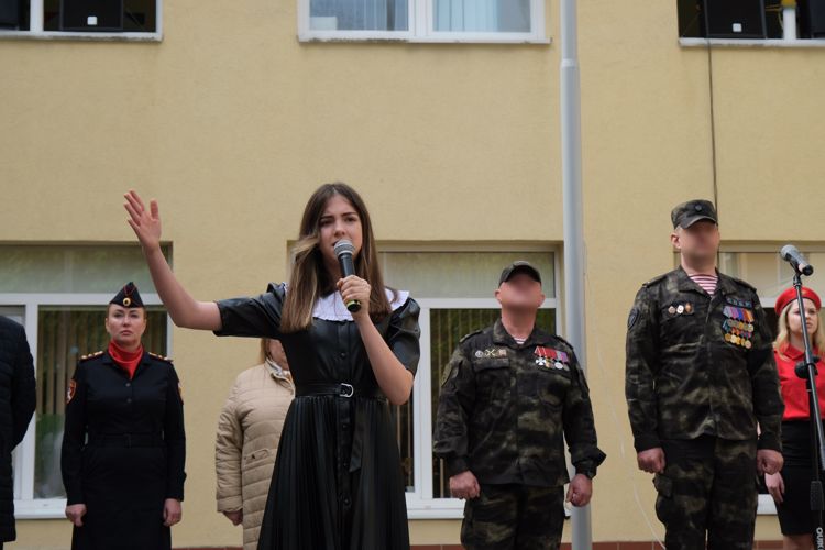 Сотрудники Росгвардии поздравили калининградских школьников с Днем Победы 