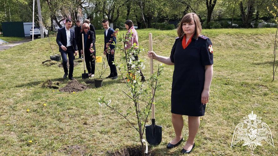 В Калининграде росгвардейцы вместе со школьниками посадили деревья