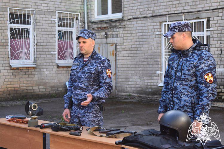 Сотрудники Росгвардии провели для школьников урок мужества в Калининграде 