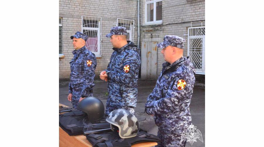 Сотрудники Росгвардии провели для школьников урок мужества в Калининграде 