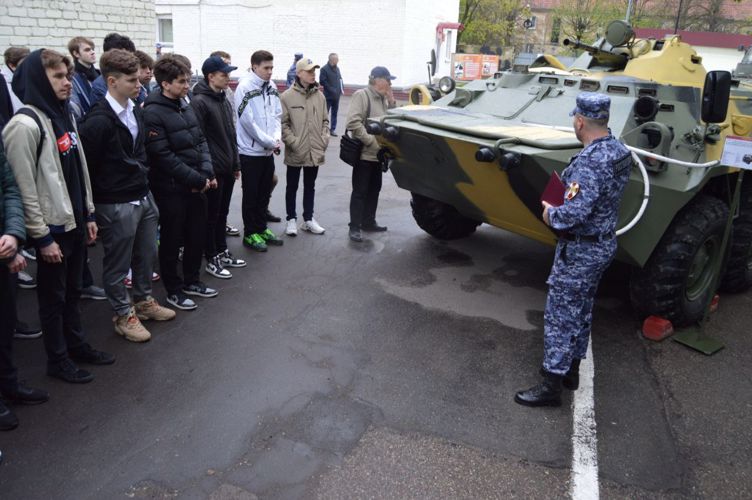 В специальном моторизованном полку Северо-Западного округа Росгвардии прошла экскурсия для калининградских школьников
