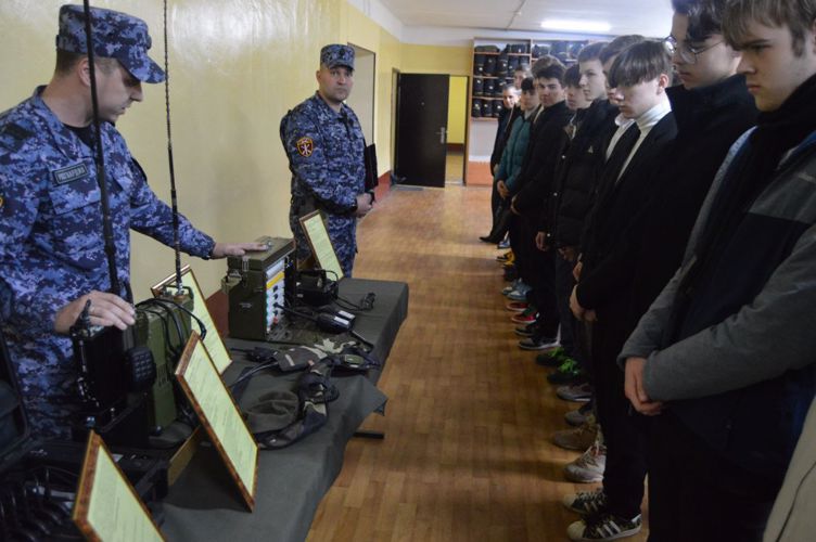В специальном моторизованном полку Северо-Западного округа Росгвардии прошла экскурсия для калининградских школьников