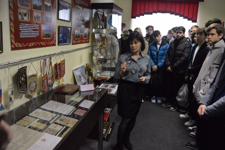 В специальном моторизованном полку Северо-Западного округа Росгвардии прошла экскурсия для калининградских школьников