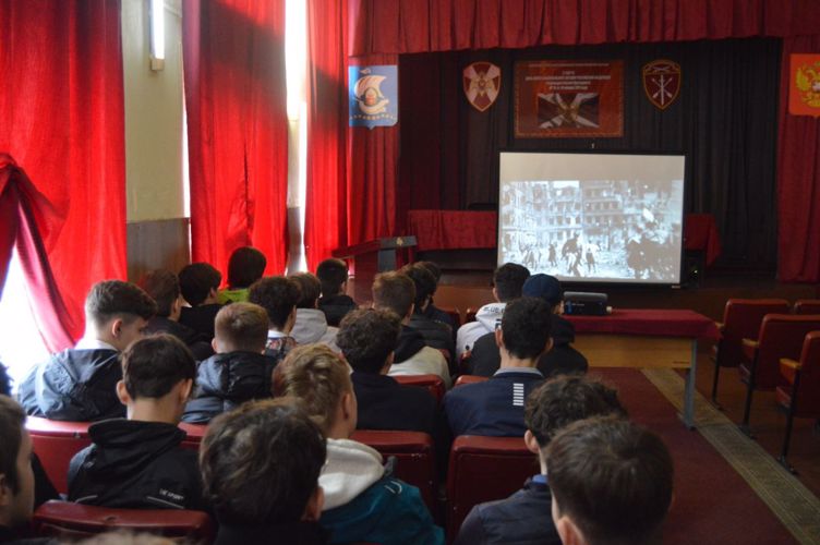 В специальном моторизованном полку Северо-Западного округа Росгвардии прошла экскурсия для калининградских школьников