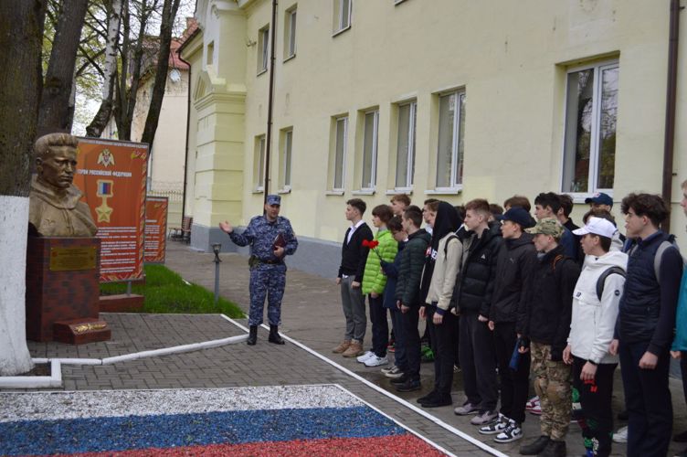 В специальном моторизованном полку Северо-Западного округа Росгвардии прошла экскурсия для калининградских школьников