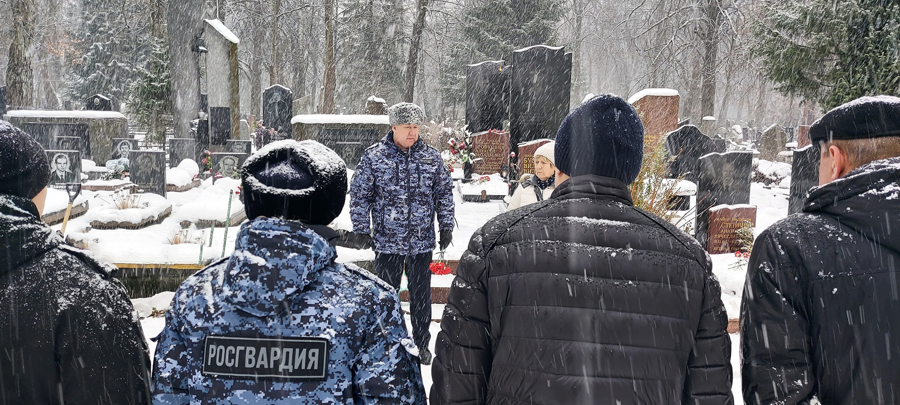 Красные гвоздики и минута молчания: В Калининграде росгвардейцы отдали дань памяти Герою России Алексею Бровковичу
