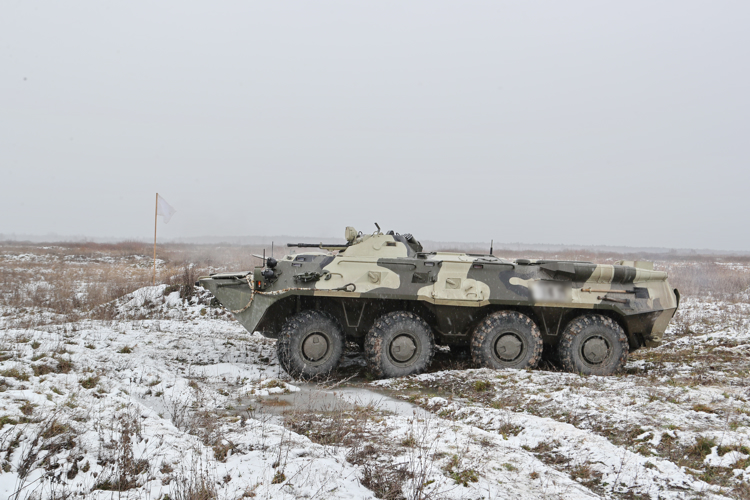 Под Калининградом ОМОН и СОБР Росгвардии провели стрельбы из бронетранспортеров и гранатометов
