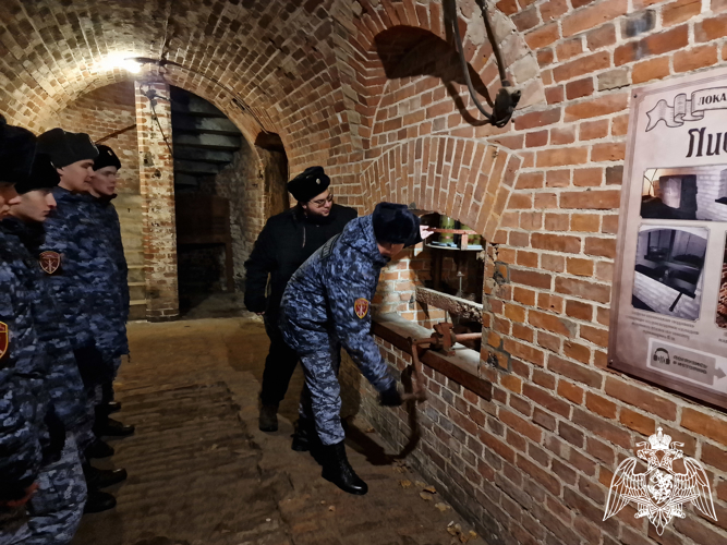 Военнослужащие Росгвардии посетили с экскурсией форт №11 «Дёнхофф»