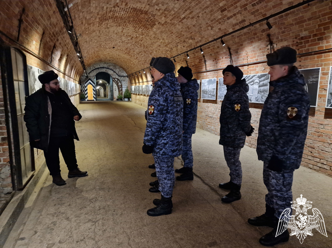 Военнослужащие Росгвардии посетили с экскурсией форт №11 «Дёнхофф»