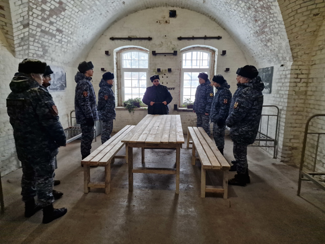 Военнослужащие Росгвардии посетили с экскурсией форт №11 «Дёнхофф»