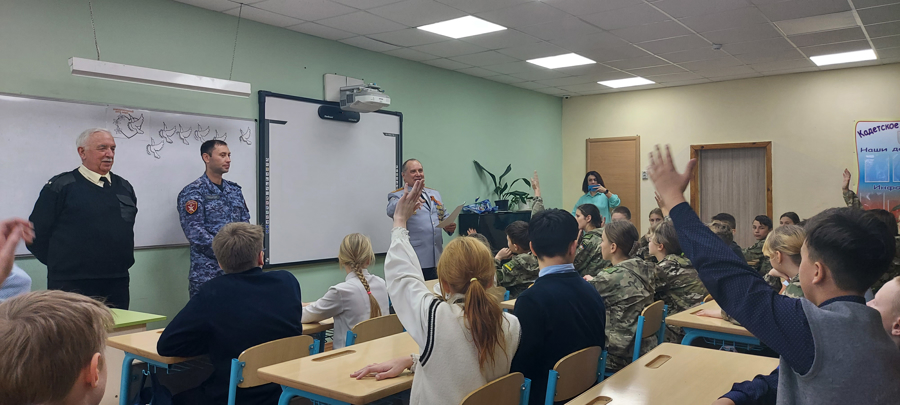 Росгвардейцы провели для кадет викторину, посвященную Дню Героев Отечества