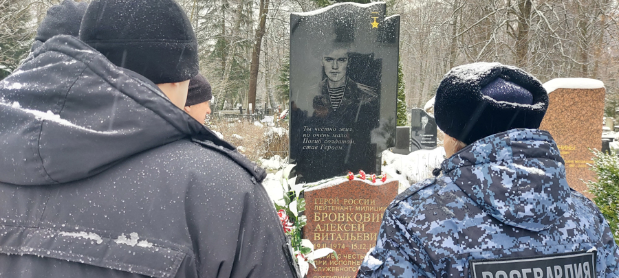 Красные гвоздики и минута молчания: В Калининграде росгвардейцы отдали дань памяти Герою России Алексею Бровковичу