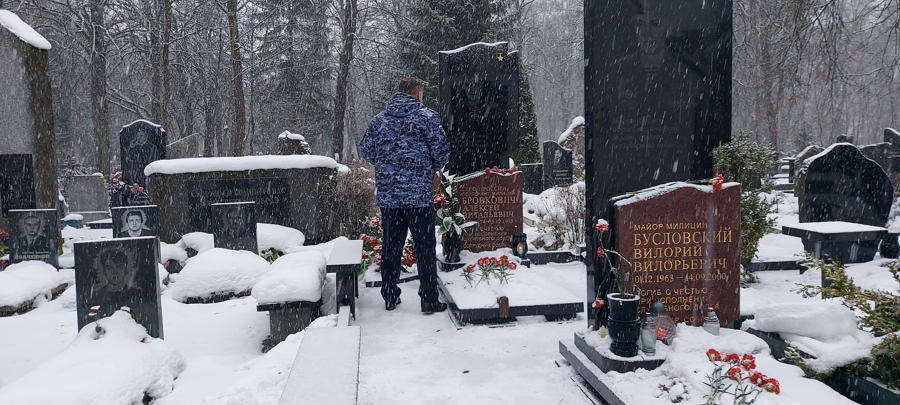 Красные гвоздики и минута молчания: В Калининграде росгвардейцы отдали дань памяти Герою России Алексею Бровковичу