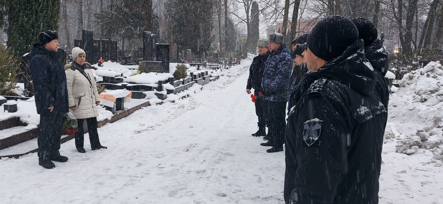 Красные гвоздики и минута молчания: В Калининграде росгвардейцы отдали дань памяти Герою России Алексею Бровковичу