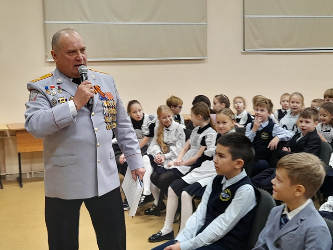 «Разговоры о важном»: В Калининграде ветеран Росгвардии рассказал гимназистам о героях нашего времени