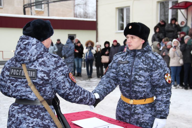 В Калининграде 52 новобранца полка Росгвардии приняли присягу