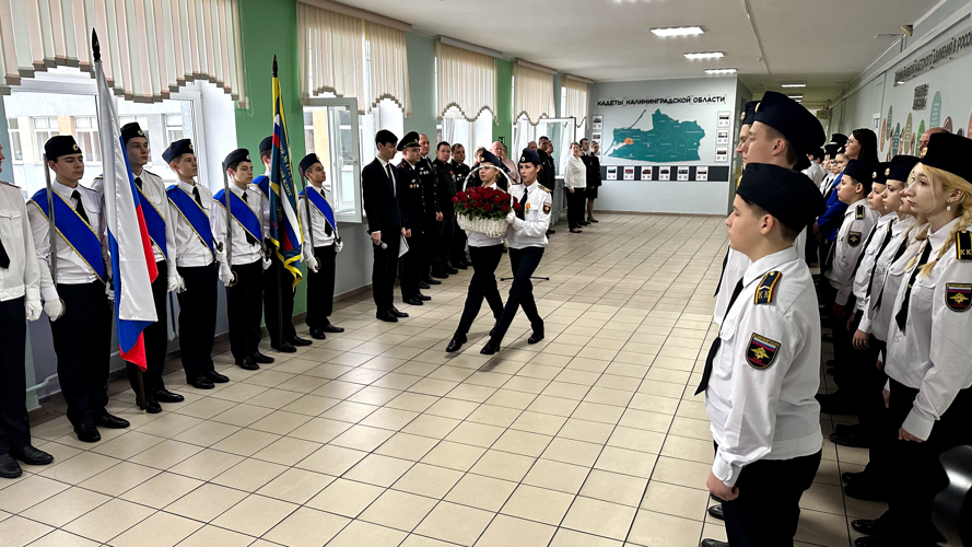 В лицее Калининграда открыли памятный стенд погибшему командиру СОБР Петру Новикову