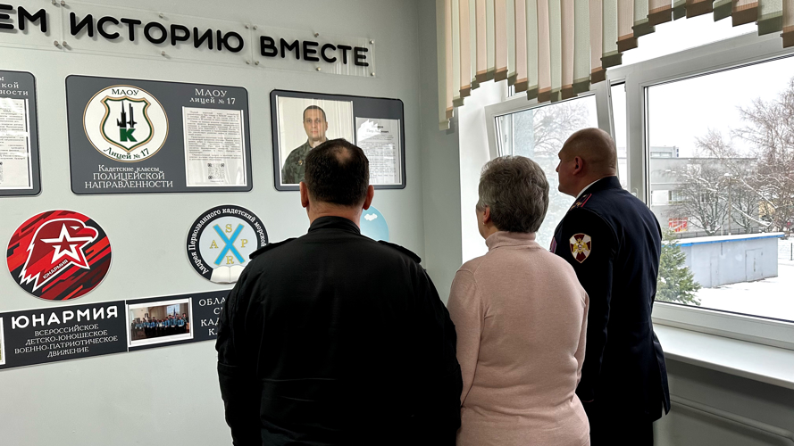 В лицее Калининграда открыли памятный стенд погибшему командиру СОБР Петру Новикову