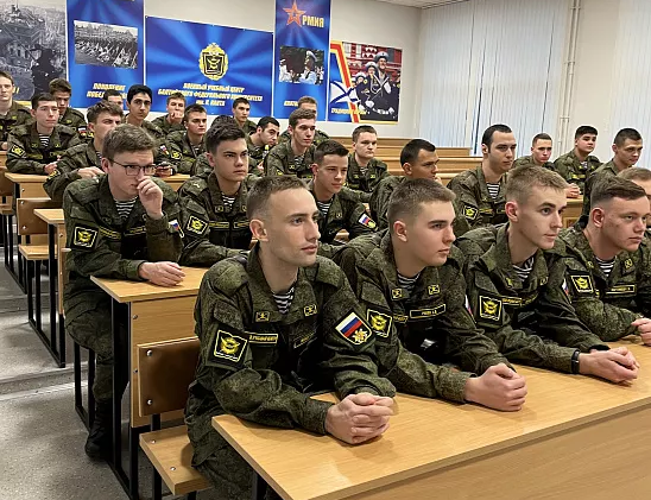 Врио командира калининградского ОМОН Росгвардии пригласил на службу студентов