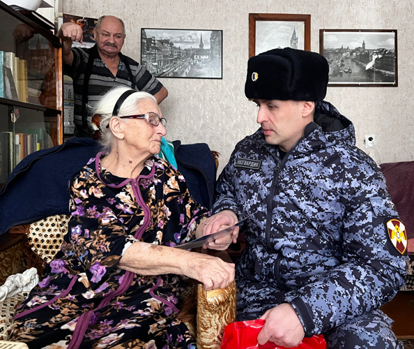 Калининградские росгвардейцы поздравили с Новым годом и Рождеством ветеранов 