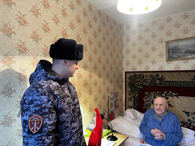 Калининградские росгвардейцы поздравили с Новым годом и Рождеством ветеранов 