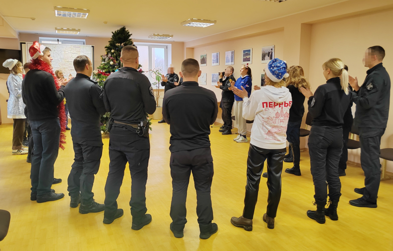 Бойцов ОМОН «Град» и СОБР «Викинг» поздравил с Новым годом Российский детский Дед Мороз