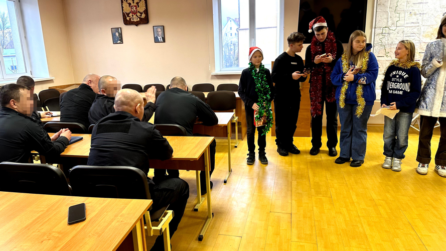 Бойцов ОМОН «Град» и СОБР «Викинг» поздравил с Новым годом Российский детский Дед Мороз