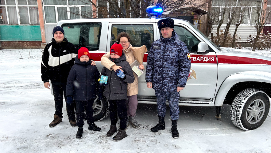 В Калининграде военнослужащие Росгвардии приняли участие в акции «Елка желаний»