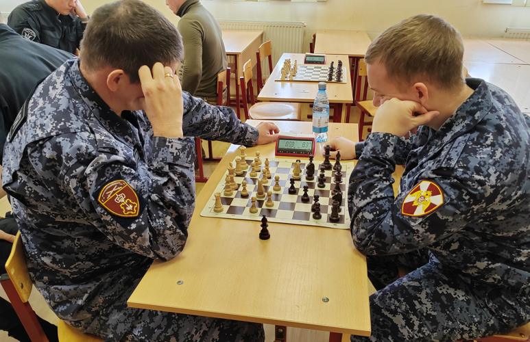 Калининградские росгвардейцы провели сражения на полях шахматных досок