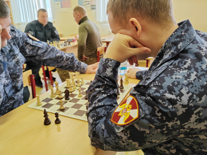 Калининградские росгвардейцы провели сражения на полях шахматных досок