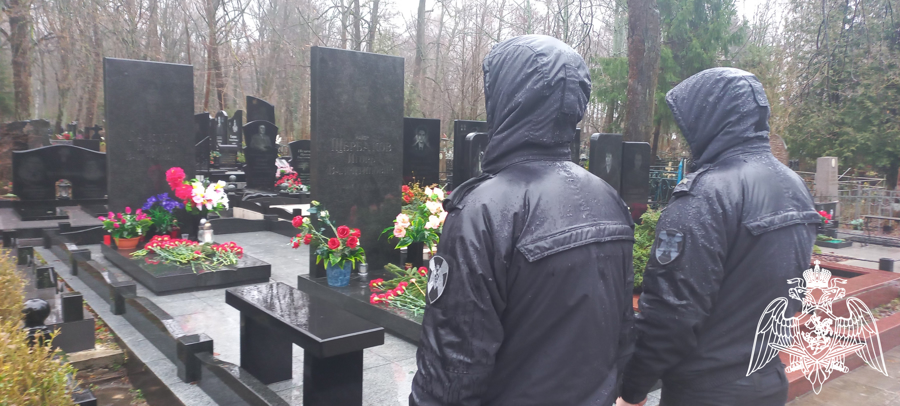В Калининграде росгвардейцы почтили память павшего в бою 29 лет назад Виктора Гакуна