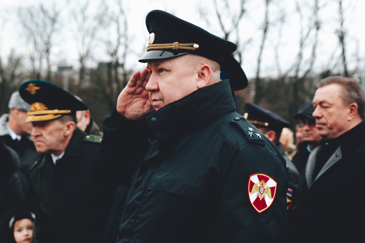 Начальник регионального Управления Росгвардии Виктор Галий принял участие в церемонии возложения цветов к памятнику 1200 воинам-гвардейцам 