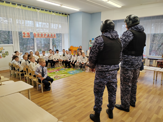 В Калининграде росгвардейцы провели для дошкольников интерактивное занятие, посвященное Дню защитника Отечества  