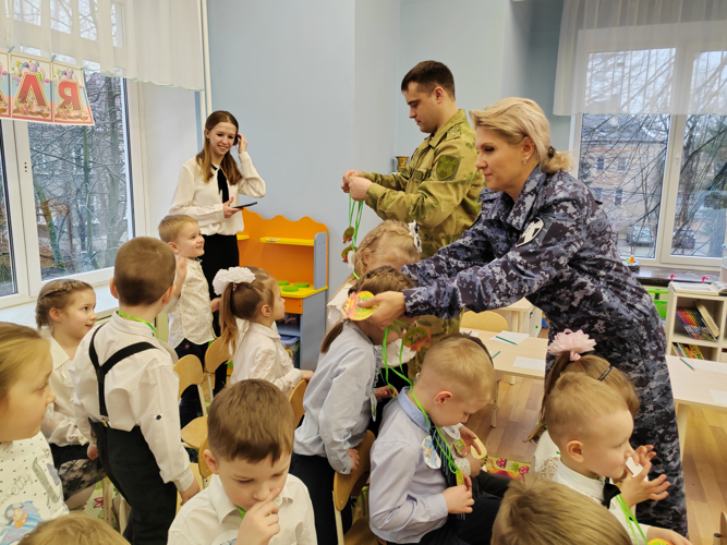 В Калининграде росгвардейцы провели для дошкольников интерактивное занятие, посвященное Дню защитника Отечества  