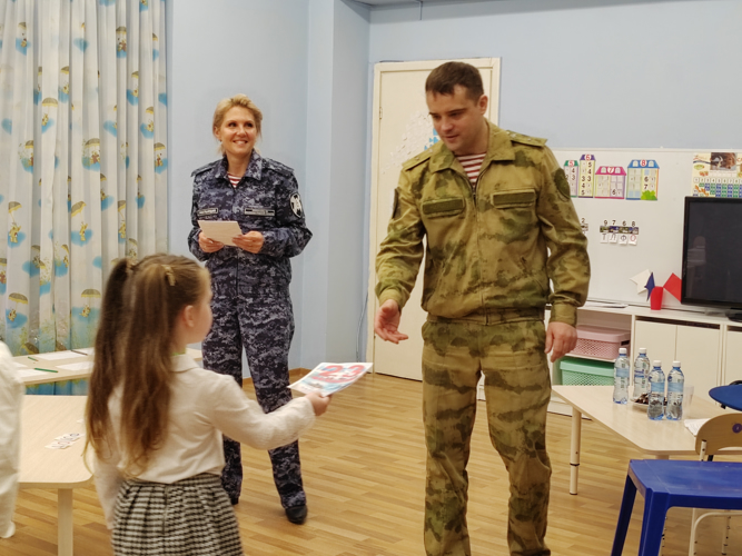 В Калининграде росгвардейцы провели для дошкольников интерактивное занятие, посвященное Дню защитника Отечества  