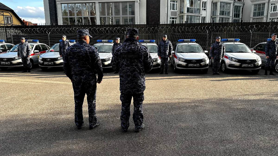 В Калининграде росгвардейцам вручили ключи от новых служебных автомобилей (видео)