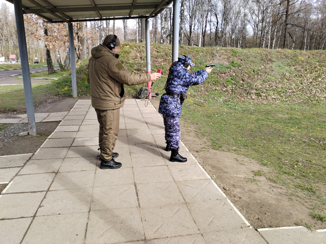 В Калининграде сотрудницы и военнослужащие Росгвардии соревновались в меткости стрельбы