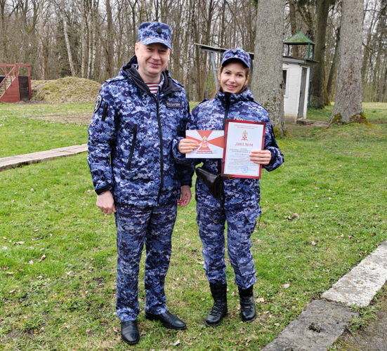 В Калининграде сотрудницы и военнослужащие Росгвардии соревновались в меткости стрельбы