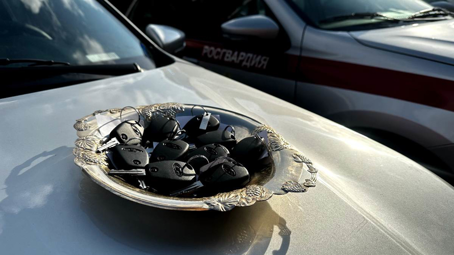 В Калининграде росгвардейцам вручили ключи от новых служебных автомобилей (видео)