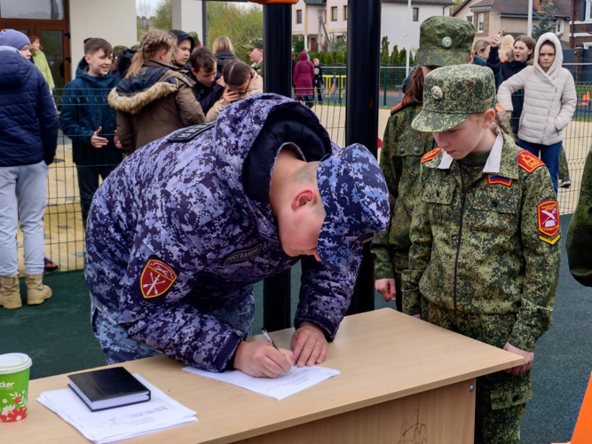 В Калининграде росгвардейцы выступили в роли жюри на муниципальном этапе игры «Зарница 2.0»