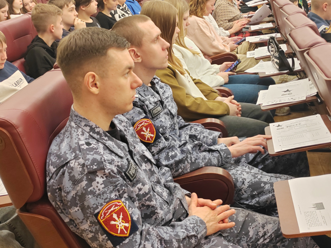 В Калининграде росгвардейцы написали Диктант Победы 