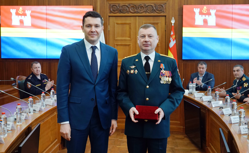 Губернатор Калининградской области вручил награды росгвардейцам