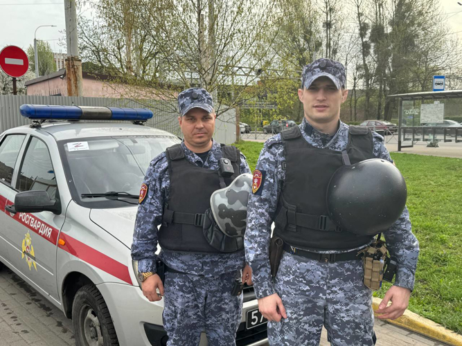 В Калининграде росгвардейцы потушили пожар в квартире горожанки и задержали подозреваемого в поджоге (видео)