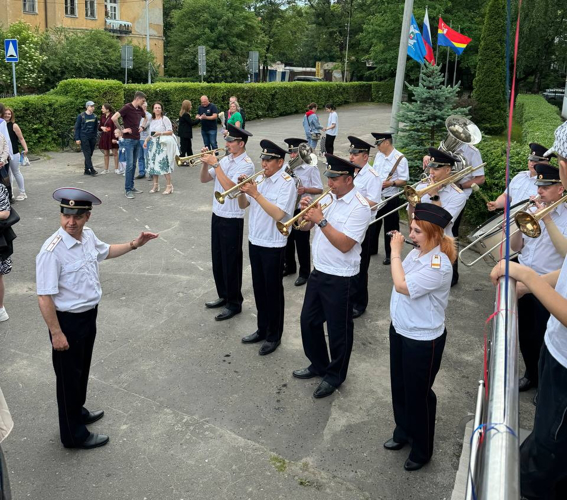 Росгвардейцы стали почетными гостями на празднике последнего звонка в калининградской школе