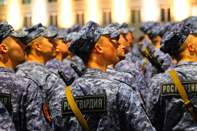 Росгвардейцы приняли участие в первой ночной репетиции Парада Победы в Калининграде