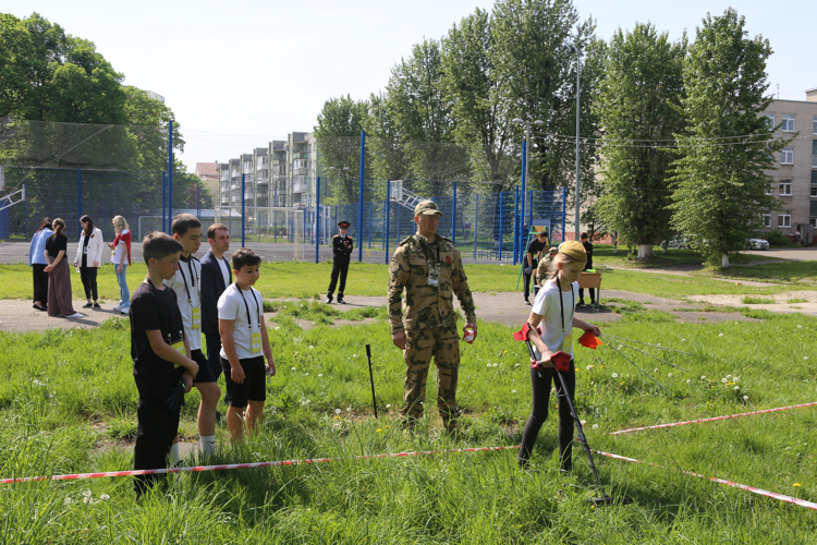 В Калининграде росгвардейцы выступили в роли жюри на первом региональном этапе игры «Зарница 2.0»
